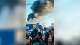 As chamas logo chamaram a atenção dos moradores e a fumaça que se formou por conta do incêndio foi vista por boa parte da cidade.