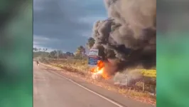 O fogo chamava a atenção de longe dos motoristas que passavam pela rodovia