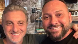 Luciano Huck com Saulo Jennings no restaurante do chef em Belém