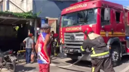 Bombeiros atendem a vila de casas no Jurunas atingida por incêndio