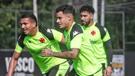 Existe a expectativa para a estreia de Philippe Coutinho (centro) contra o Galo