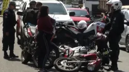 Motos caídas ao chão após colisão causada por mulher que fugiu de blitz