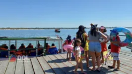 Banhistas atravessando para a praia do Tucunaré