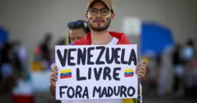 Venezuelanos protestaram contra Maduro em frente à Embaixada da Venezuela em Brasília e na Torre de TV.