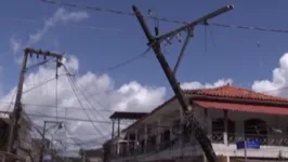 Poste tombou devido colisão de caminhão