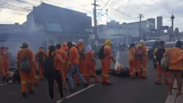 Funcionários reivindicam direitos trabalhistas que, segundo eles, não foi realizado porque a prefeitura de Belém não repassou a verba para a terceirizada