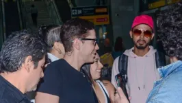 Muito carismático, o mexicano parou para atender, tirar fotos e conversar com os fãs que o esperavam no saguão do aeroporto.