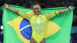 Rebeca Andrade leva sua segunda medalha nas Olimpíadas, a primeira de prata.