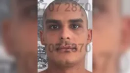 Os policias revidaram o ataque e o homem foi baleado e morreu no local.