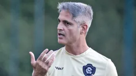 Rodrigo Santana ainda não vai comandar a equipe à beira do campo, mas está com o elenco