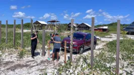 Estacas sendo colocadas para evitar a passagem de carros