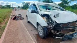 A frente do veículo ficou completamente destruída com o impacto da moto