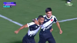 Sforza (à direita) cobrou falta na gaveta e fechou o caixão do Corinthians