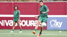 Marcelo (ao fundo) e Thiago Silva podem ser rebaixados com o clube do coração após voltarem da Europa