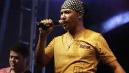 Tonny Brasil em apresentação durante show no Festival Se Rasgum