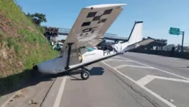 Até por volta das 11h, o avião permaneceu na pista, causando um congestionamento de aproximadamente dois quilômetros.