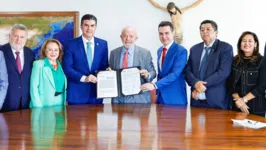 O ministro Jader Filho, o presidente Lula e o governador Helder Barbalho assinaram o contrato que vai viabilizar obra de saneamento do Complexo do Ver-o-Peso, em Belém