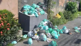Lixeiras estão transbordando de tanto lixo acumulado devido à falta de coleta que ocorre em Ananindeua