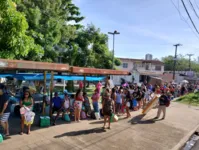 Fila de pessoas esperando o transporte público para Mosqueiro