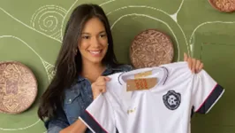 Alane fez questão de destacar a camisa e o presente que recebeu do time de coração, o Remo.