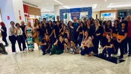 Comunidade escolar em foto comemora a apresentação