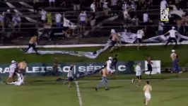 Torcedores das duas equipes invadiram o campo de jogo logo após a marcação do único gol do Remo na partida.