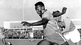 Pelé em ação durante a Copa América de 1959, na Argentina