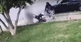 Nas imagens é possível ver a agressora gritando "F*da-se seu bebê" antes de realizar o disparo.