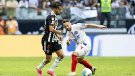 Gustavo Scarpa e Everton Ribeiro disputam jogada durante o empate entre Atlético-MG e Bahia, na Arena MRV.