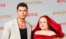 Nicola Coughlan e Luke Newton, Casal Polin de série da Netflix