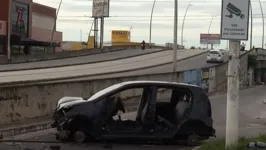 Além de ter sido destruído na colisão, veículo ainda foi depenado por populares