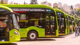 Uma forma sustentável de transporte público são os ônibus elétricos.