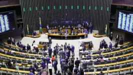 Deputados analisam em Plenário a proposta que regulamenta a reforma tributária