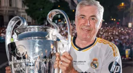 Carlo Ancelotti com a 15ª Champions League do Real Madri nas mãos.