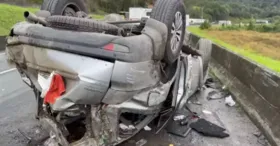 Dunga estava com a esposa no momento do acidente. Carro capotou e ficou totalmente destruído