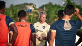 O técnico Rodrigo Santana orieta equipe remista durante treino em Natal, local da partida contra o ABC-RN, nesta segunda-feira (24).