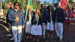 Atletas do surf com o lokk usado por atletas brasileiros na cerimônia de abertura