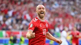 Três anos após ter sofrido uma parada cardíaca durante jogo pela Euro-2021, Eriksen marca no empate entre Dinamarca e Eslovênia.