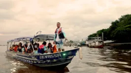 Barqueiro e turistas em uma das imersões ao ecoturismo na Ilha do Combu em Belém-PA