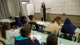 A professora Suelem Furlanetto dentro de sala de aula na Escola Municipal Rio Grande do Sul, após enchente que atingiu toda a escola.
