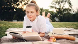 Mulher estudando nas férias