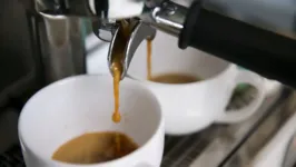 O cafézinho é uma bebida que nunca falta na rotina de milhões de brasileiros, mas seu consumo em excesso pode trazer consquências graves para o corpo