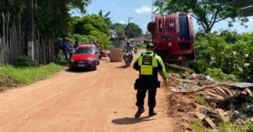 Caminhão tombado na ponte