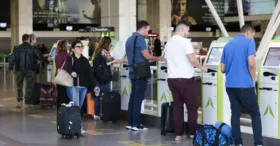 Atrasos e cancelamentos em aeroportos de todo o mundo foram provocados por apagão cibernético global