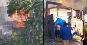 Incêndio atingiu duas casas às margens do canal do Galo, em Belém, na tarde deste sábado (13)
