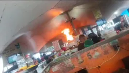O fogo atingiu uma barraca de comida na feira do Ver-o-Peso no início da tarde de hoje (18).