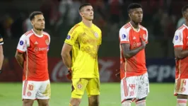 Jogadores do Inter entraram em campo com uniformes "embarrados" em homenagem às vítimas das enchentes no Rio Grande do Sul.