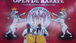 Evanildo Pereira fica com o ouro ao lado do atleta Odelir Macedo, ambos de São Caetano de Odivelas.