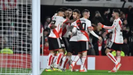 Jogadores do River Plate comemoram um dos gols da vitória por 2 a 0 sobre o Deportivo Táchira.