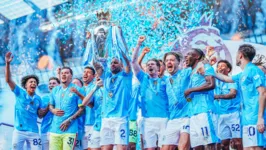 Pela primeira vez na história do Campeonato Inglês, uma equipe conquista quatro títulos consecutivos.